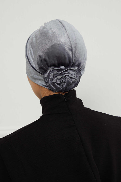 قبعة عمامة مخملية مرنة فورية مع تفاصيل وردة مصنوعة يدويًا على الجانب الخلفي، حجاب عمامة مخملي ناعم بلون سادة مربوط مسبقًا، B-53K