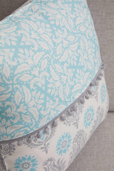 Kissenbezug im Frühlings-Look mit Bommelbesatz, handgefertigt, 45,7 x 45,7 cm, Paisley- und Streifen-Design für Sofa und Couch, K-315